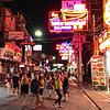 Ein Straßenzug im Rotlichtviertel von Pattaya. Die thailändische Küstenstadt zieht viele Urlauber, aber auch Rentner an.
