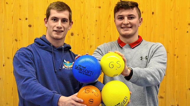 Jung, dynamisch, sportbegeistert: Constantin Hirschle (links) und Marvin Klink machen ein FSJ an der Grundschule in Stockach und ...