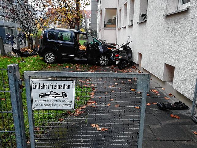 Zwei am Haus geparkte Roller rammte das Auto ebenfalls.