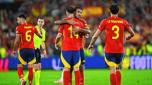 Spaniens Rodri (2.vr) und Aymeric Laporte umarmen sich nach dem Spiel gegen Georgien.