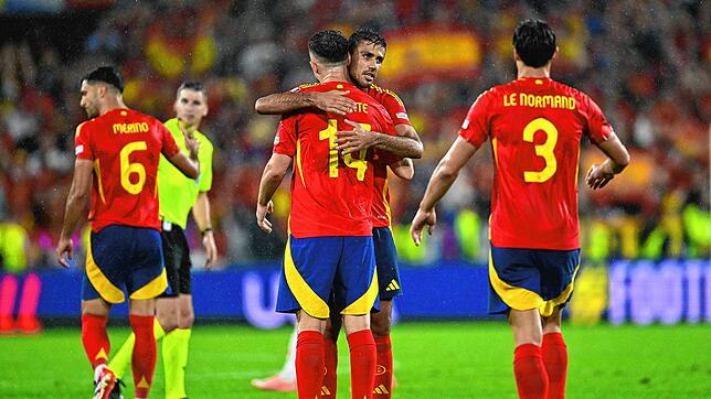 Spaniens Rodri (2.vr) und Aymeric Laporte umarmen sich nach dem Spiel gegen Georgien.