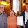 Hildegard Bernhart und Volkmar Schischka (links) zeichneten Heinrich Weishaar für Treue zum VdK aus.