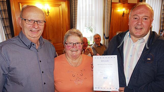 Hildegard Bernhart und Volkmar Schischka (links) zeichneten Heinrich Weishaar für Treue zum VdK aus.