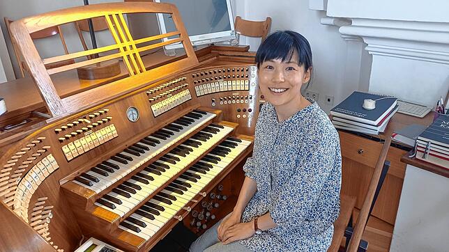 Motoko Matsuno sitzt an der Mönch-Orgel in der Stadtkirche St. Johann. An ihrem Arbeitsplatz fühlt sie sich wie eine Dirigentin, die ihr ...