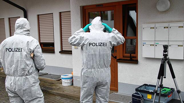 Die Spurensicherung sucht im März 2024 den Tatort in Lienheim ab (Archivbild). Die Staatsanwaltschaft kommt nun zu dem Schluss, dass der ...