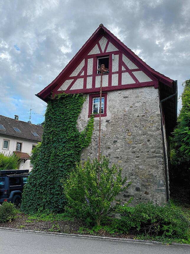 Petrosinella, das „vergessene Rapunzel“ (Julia Matt) am Fenster des Torhauses