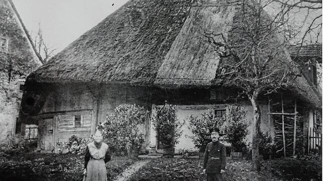 Das letzte strohgedeckte Haus in Wallbach mit seiner letzten Bewohnerin Marie Jehli und Dorfpolizist Alfred Thomann auf einem Bild von ...