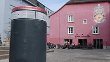 Einige Poller sollen absenkbar sein – wie das Exemplar auf dem Spitalplatz in Bad Säckingen. Archivbild: Christoph Giese