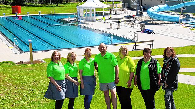 Das Team im Panoramabad freut sich auf den Saisonstart 2017 und die erste Saison von Schwimmmeister Bernd Frank, von links, Claudia ...