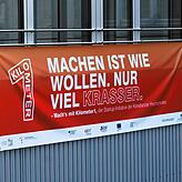Mit einem Banner wirbt Kilometer 1 an der HTWG für ihr Projekt. Darauf steht: &bdquo;Machen ist wie wollen. Nur krasser.&ldquo;