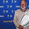 Markus Birkenberger hält schon mal die Kopie der EM-Trophäe in den Händen: Er ist mittendrin, wenn in Frankfurt um die Trophäe gekämpft ...