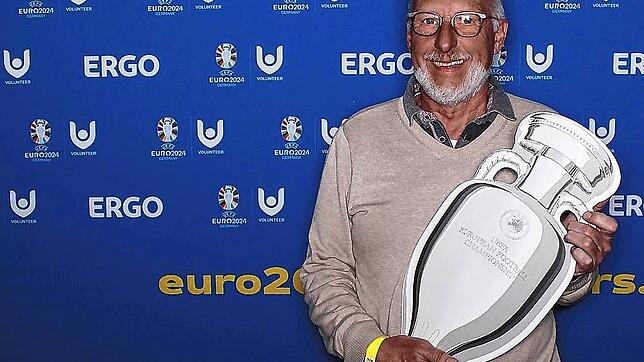 Markus Birkenberger hält schon mal die Kopie der EM-Trophäe in den Händen: Er ist mittendrin, wenn in Frankfurt um die Trophäe gekämpft ...