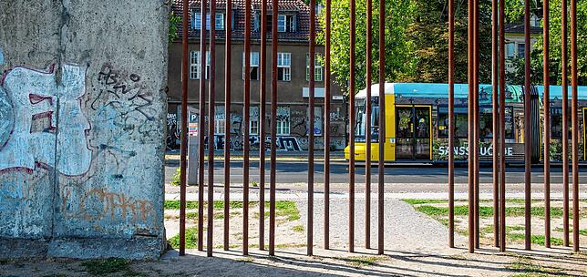 Berliner Mauer Metallstangen markieren den Verlauf der früheren Mauer an der Bernauer Straße im Bezirk Mitte.