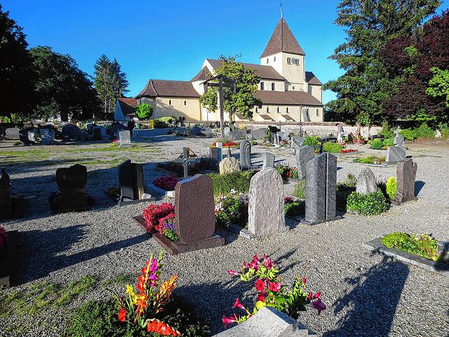 Der Reichenauer Friedhof in Oberzell liegt in unmittelbarer Nachbarschaft zur Kirche Sankt Georg.