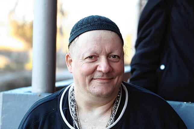 Uwe-Siegfried Aschenbrenner, der USA, hat die Fahne zu Ehren seiner Tante und seines Urgroßvaters gehisst.