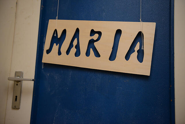 Das Namensschild der damals verschwundenen Maria hängt an ihrer Zimmertür in der Wohnung ihrer Mutter.