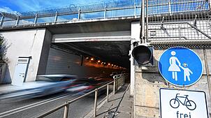 Der sogenannte „Flughafentunnel“ zwischen Stuttgart-Plieningen und Fliderstadt-Bernhausen. Für Autofahrer gibt es zwei Fahrspuren, für ...