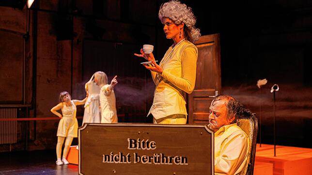 Anne Rohde als Emelie of Milford, die Tochter reicher Eltern, und Odo Jergitsch als Konservator Walter mit Schmalzlocke auf der Stirn.