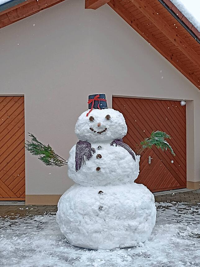 In Winterspüren werden schon die ersten Schneemänner gebaut.