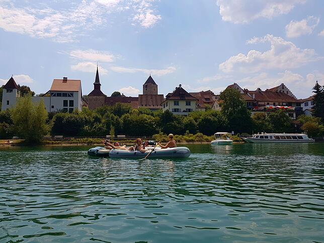 Die schöne Altstadt von Kaiserstuhl sieht man vom Boot aus gut. Bild: Sira Huwiler