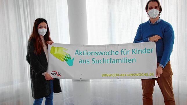 Jana Klaiber und Lars Kiefer von der Fachstelle Sucht. Sie lassen bei der Aktionswoche bei Live-Interviews Betroffene von ihrer ...