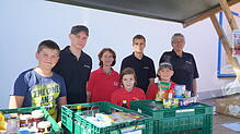Auch die Löffinger Feuerwehr beteiligte sich am Dosentag für die Hochschwarzwälder Tafel, hier eines der Teams, von links Moritz ...