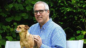 Früher Generalvikar, heute Gemeindepfarrer bei den Alt-Katholiken: Andreas Sturm mit Hund Toffee.