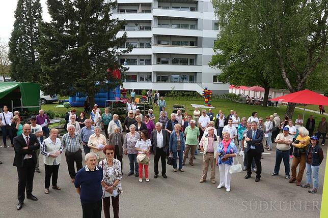 hex si gtr hegau bau 2 Bewohner und Mitglieder der Baugenossenschaft Hegau feiern den Abschluss der Sanierung der Häuser in der Überlinger Straße.