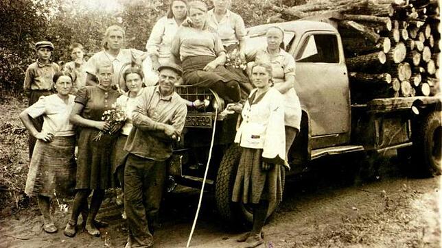 Margarita Esau (Dritte von links vorne) als Sondersiedlerin beim Holzschlag mit ihren Landsleuten in Gebiet Kujbyschew, heute Samara an ...