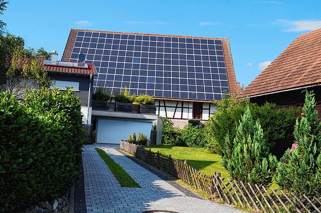 Ein Haus mit Solaranlagen auf dem Dach: Bei der Wattwanderung gibt es viel Information rund um erneuerbare Energien.