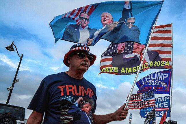 Ein Unterstützer von Donald Trump nahe seines Anwesens Mar-a-Lago in Palm Beach, Florida.