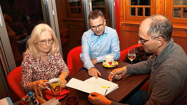 Sie sind drei von fünf Akteuren, die in Unterkirnach eine Energiegenossenschaft auf den Weg bringen wollen: Sonja Kolepke-Kloess, ...