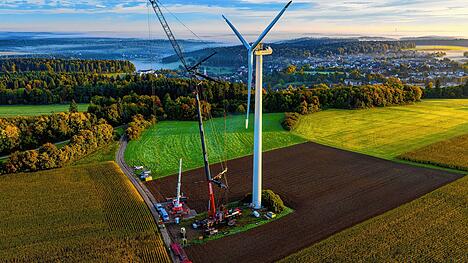 Bild : Spektakuläre Drohnen-Fotos: So wird das Weilersbacher Windrad abgebaut