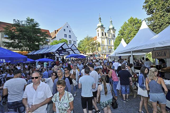 Über dem Quellfest wacht St. Johann: Großer Andrang herrschte bei der vergangenen Ausgabe des Donauquellfests 2017.