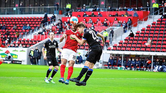 Kopfsache: Der SC Freiburg musste nach einer 2:0-Führung mit einem 2:2 gegen Bielefeld zufrieden sein. Im Bild ein Duell zwischen ...