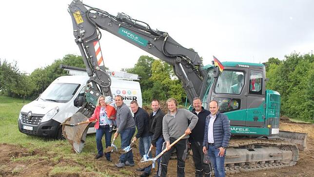 Erster Spatenstich für den Neubau der Firma Bürsner an der Mauenheimer Peripherie (von links): Tanja Bürsner mit klein Nico, Michael ...