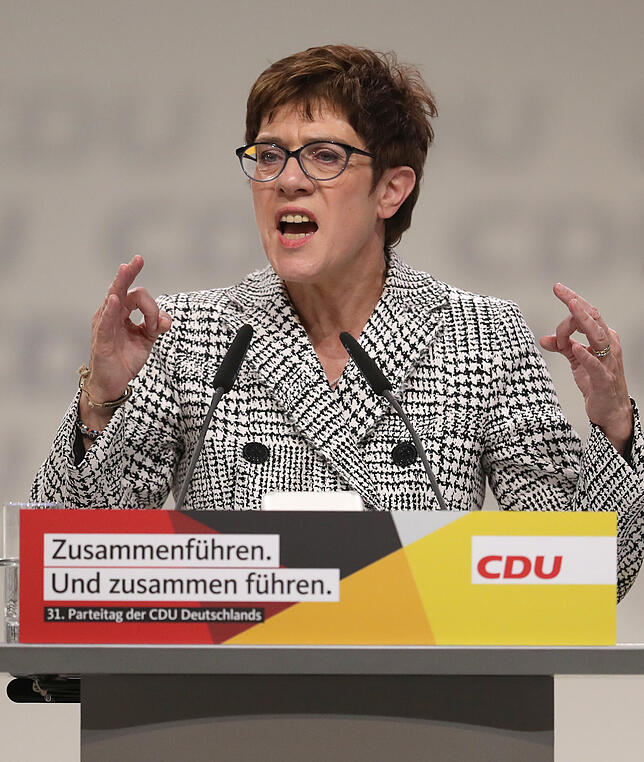 Annegret Kamp-Karrenbauer hält eine fast einstündige Rede an die Delegierten und forderte diese zur Geschlossenheit auf. Am späten ...