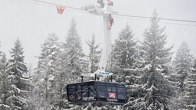 Techniker arbeiten in Grainau am Eibsee an einer Gondel der neuen Seilbahn auf die Zugspitze. Die Bahn der Superlative auf Deutschlands ...