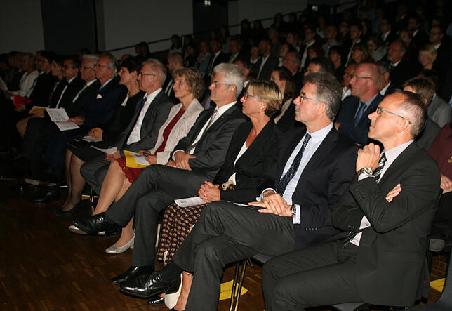 Aufmerksam verfolgt das Publikum die sehr gelungenen Darbietungen der Schülerinnen und Schüler auf der Bühne.
