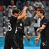 Deutschlands Leon Goretzka (links) feiert mit Thomas Müller sein 2:2.