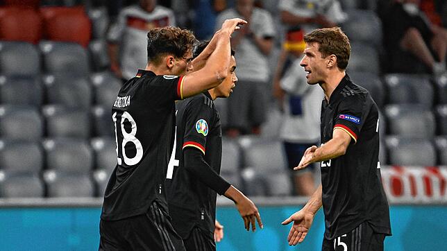 Deutschlands Leon Goretzka (links) feiert mit Thomas Müller sein 2:2.