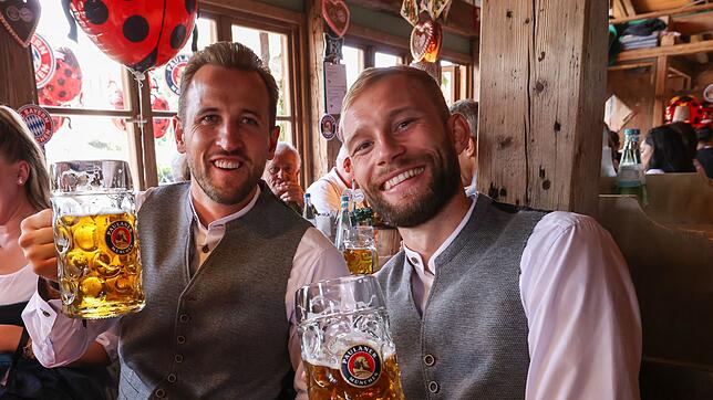 Die Bayern auf dem Oktoberfest: Hier stoßen Harry Kane (l) und Konrad Laimer an.