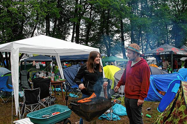 Auf dem Campingplatz durfte auch gegrillt werden. Wer sich nicht selbst verpflegen wollte, konnte seinen Hunger an den verschiedenen ...