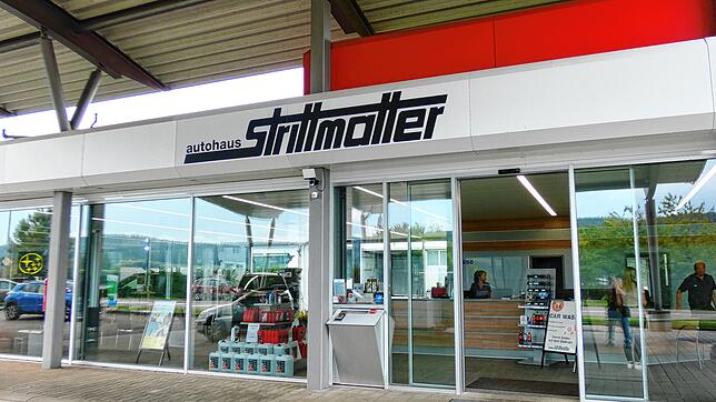 Der einladende Eingang des Autohauses Stittmatter in Hohentengen. Ein geräumiger, freundlicher Empfang für alle Kunden und Interessenten.