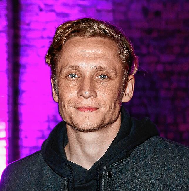 Man kann sich den stets gut gelaunten TV- und Kino-Star Matthias Schweighöfer schwer als ernsthaften Erwachsenen vorstellen. Nicht mal ...
