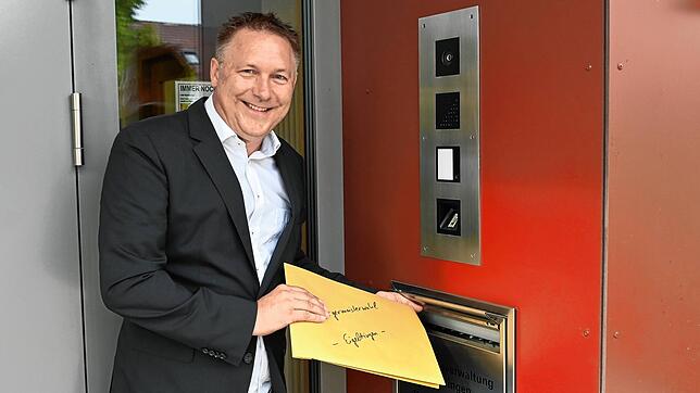 Alois Fritschi wirft am Eigeltinger Rathaus seine Bewerbungsunterlagen für eine dritte Amtszeit ein.