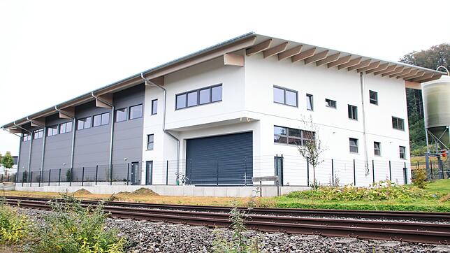 Nach zwei Jahren Bau- und Planungszeit ist die neue Halle für Garten- und Anlagenbau Schmidt, „Im Steinfacht“, in Schwörstadt ...