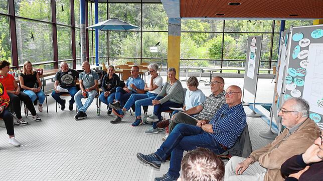 Vertreter von zehn Unterkirnacher Vereinen und Organisationen sowie Gemeinderäte, Planer und Verwaltung diskutieren das Konzept eines ...
