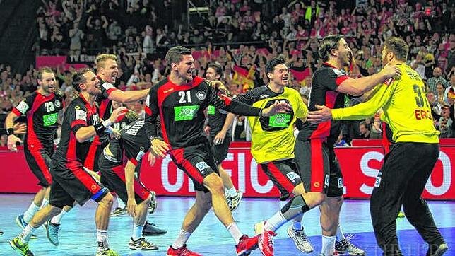 Ausgelassener Jubel bei den deutschen Handballern nach dem Schlusspfiff der Partie gegen Dänemark. Die Mannschaft begeistert während der ...