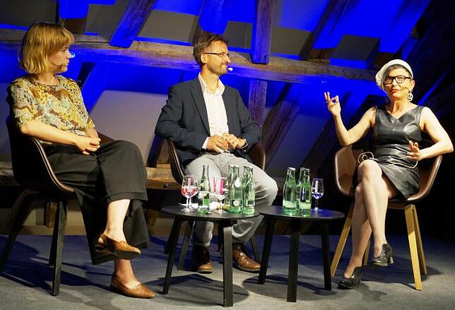 Julia Weber (links) und Olga Flor geben im Vineum Einblicke in ihre ausgezeichneten Werke. Johannes Bruggaier, Leiter des ...
